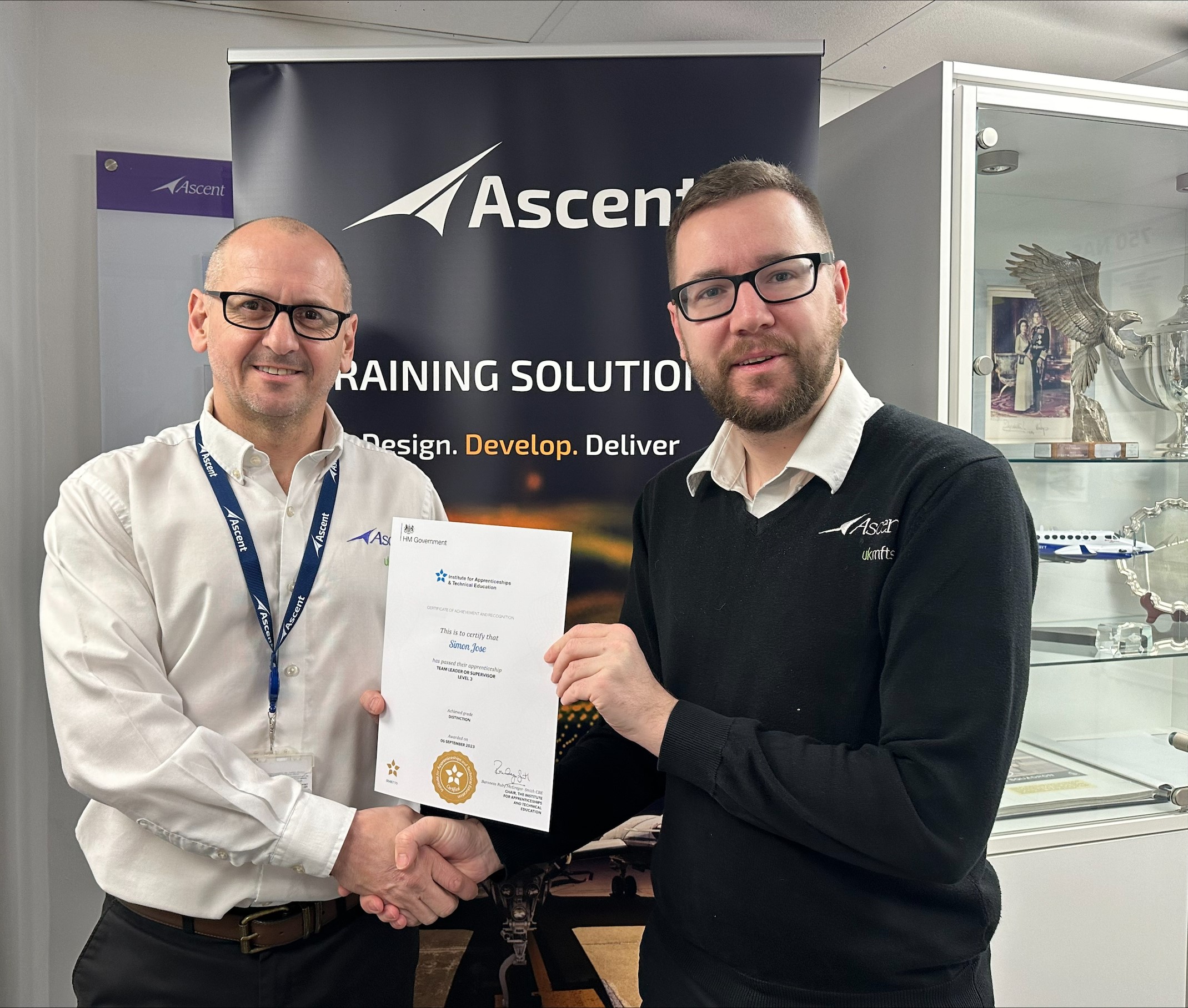Simon receives certificate