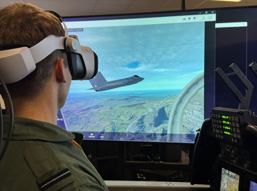 FJ trainee uses simulator